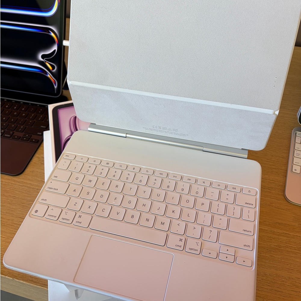 Like-New Apple Magic Keyboard for iPad Air 13-inch - Picture 8 of 8